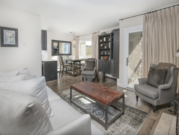 Luxury 2 Bedroom Sleeps 8 - 75 Yards to Gondola- Hot tub